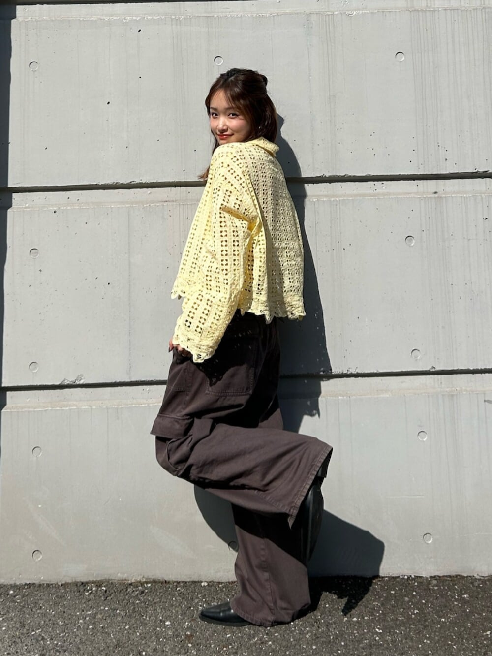 ブラウン系のその他パンツ、ブラック系のブーツを着用したレディースの冬コーディネートの4枚目の写真