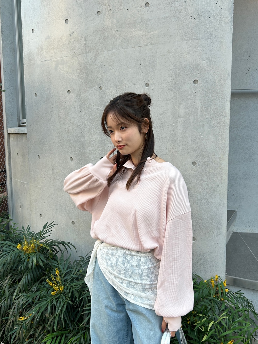 ブルー系のデニムパンツ、ブラック系のサンダル、シルバー系のハンドバッグを着用したレディースの冬コーディネートの6枚目の写真