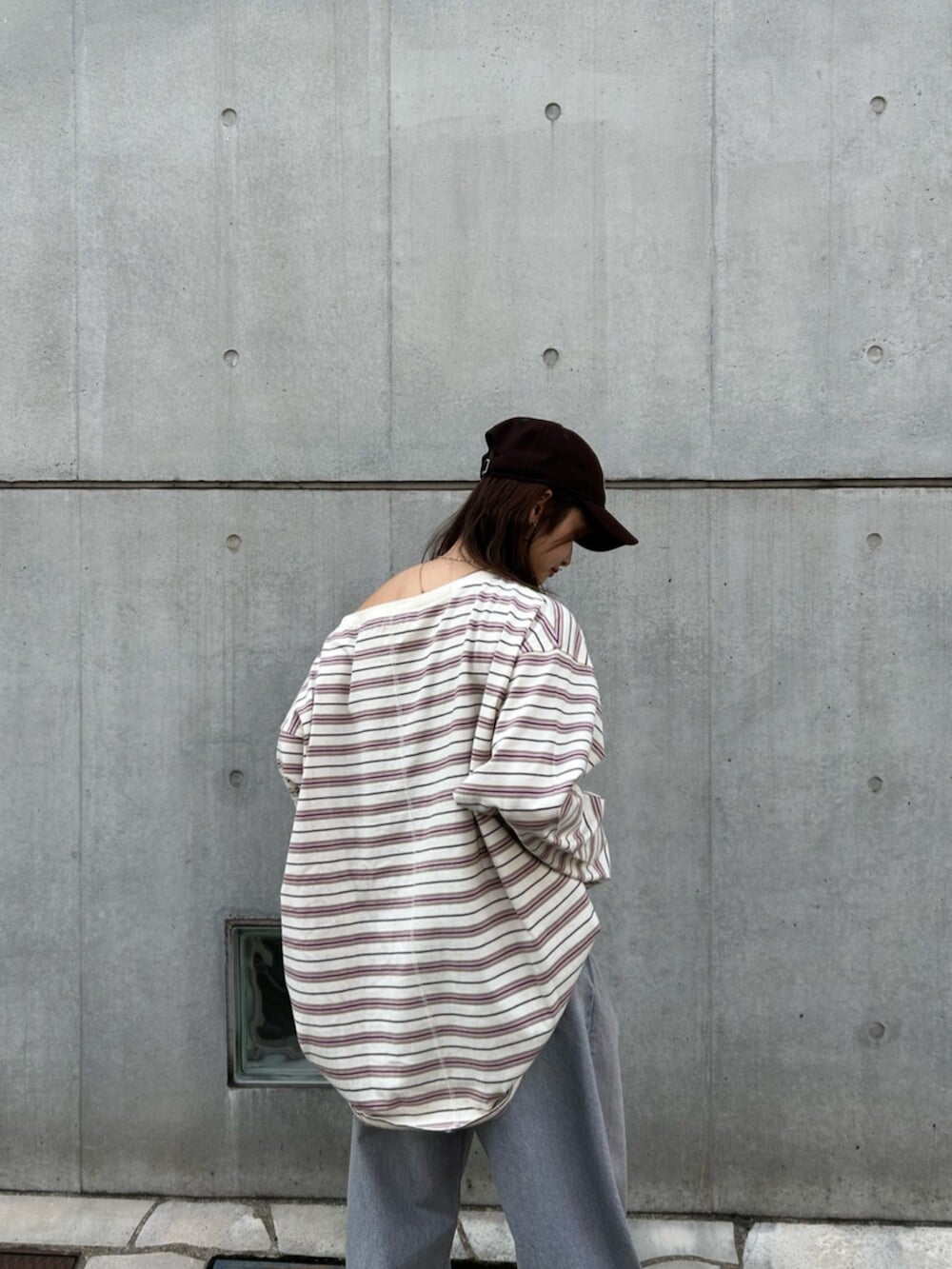 ブルー系のスニーカー、ブルー系のデニムパンツ、ブラック系のベルトを着用したレディースの冬コーディネートの5枚目の写真