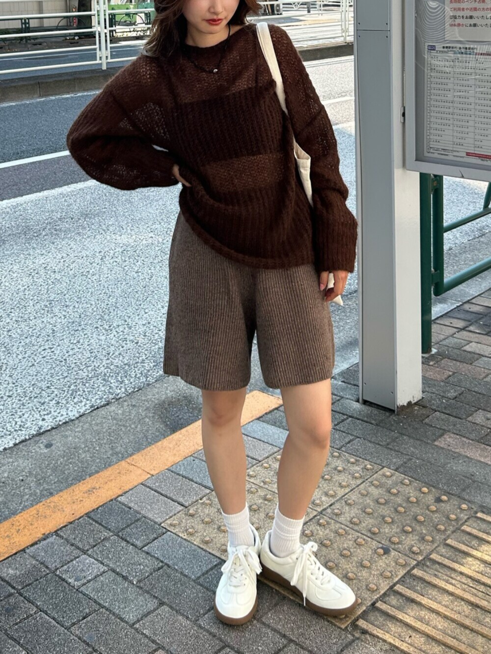 ブラウン系のニット/セーター、ブラウン系のその他パンツ、グリーン系のトートバッグを着用したレディースの秋コーディネートの7枚目の写真
