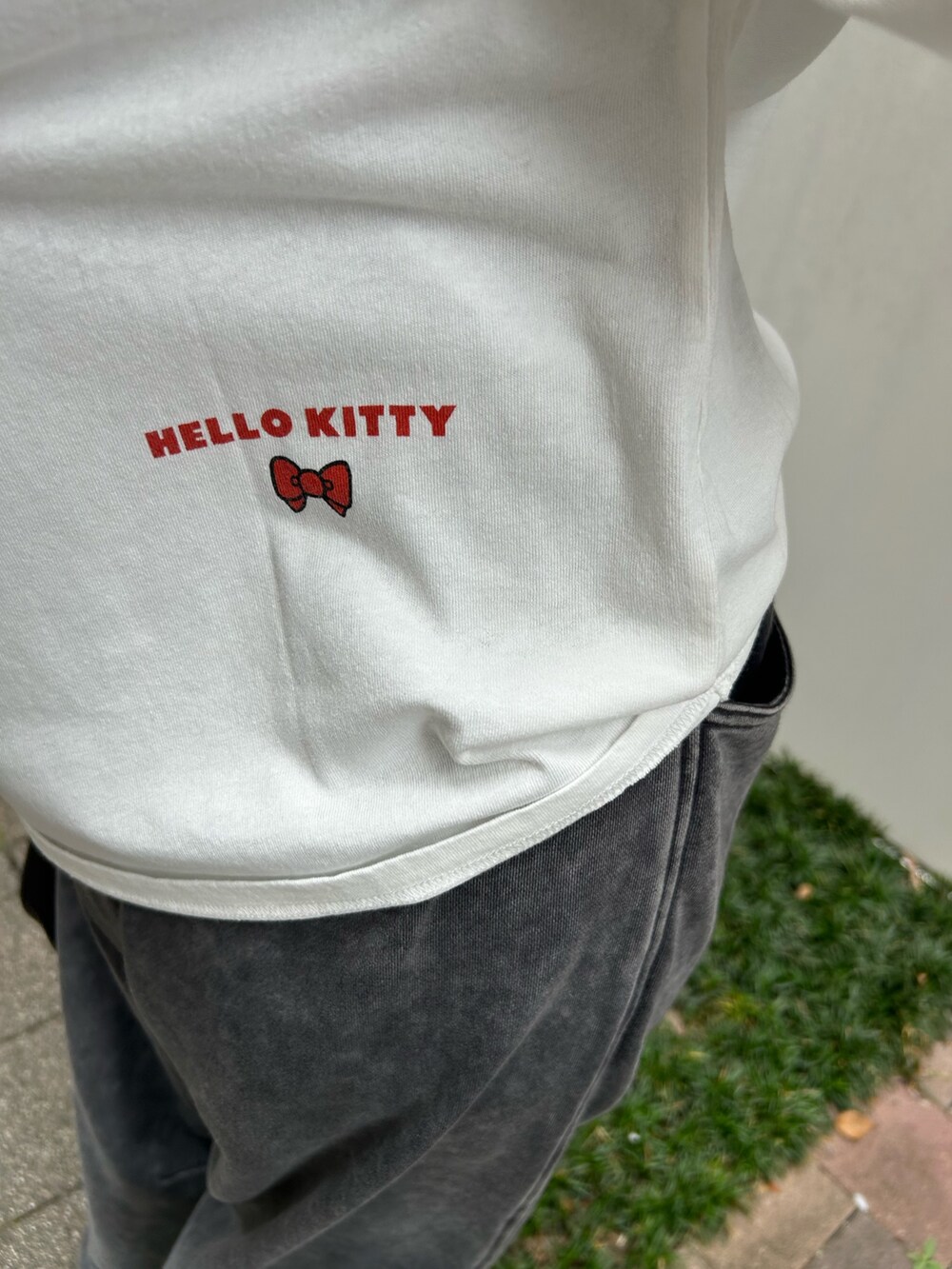 グレー系のスウェットパンツ、ブラック系のハンドバッグ、ホワイト系のTシャツ/カットソーを着用したレディースの夏コーディネートの6枚目の写真