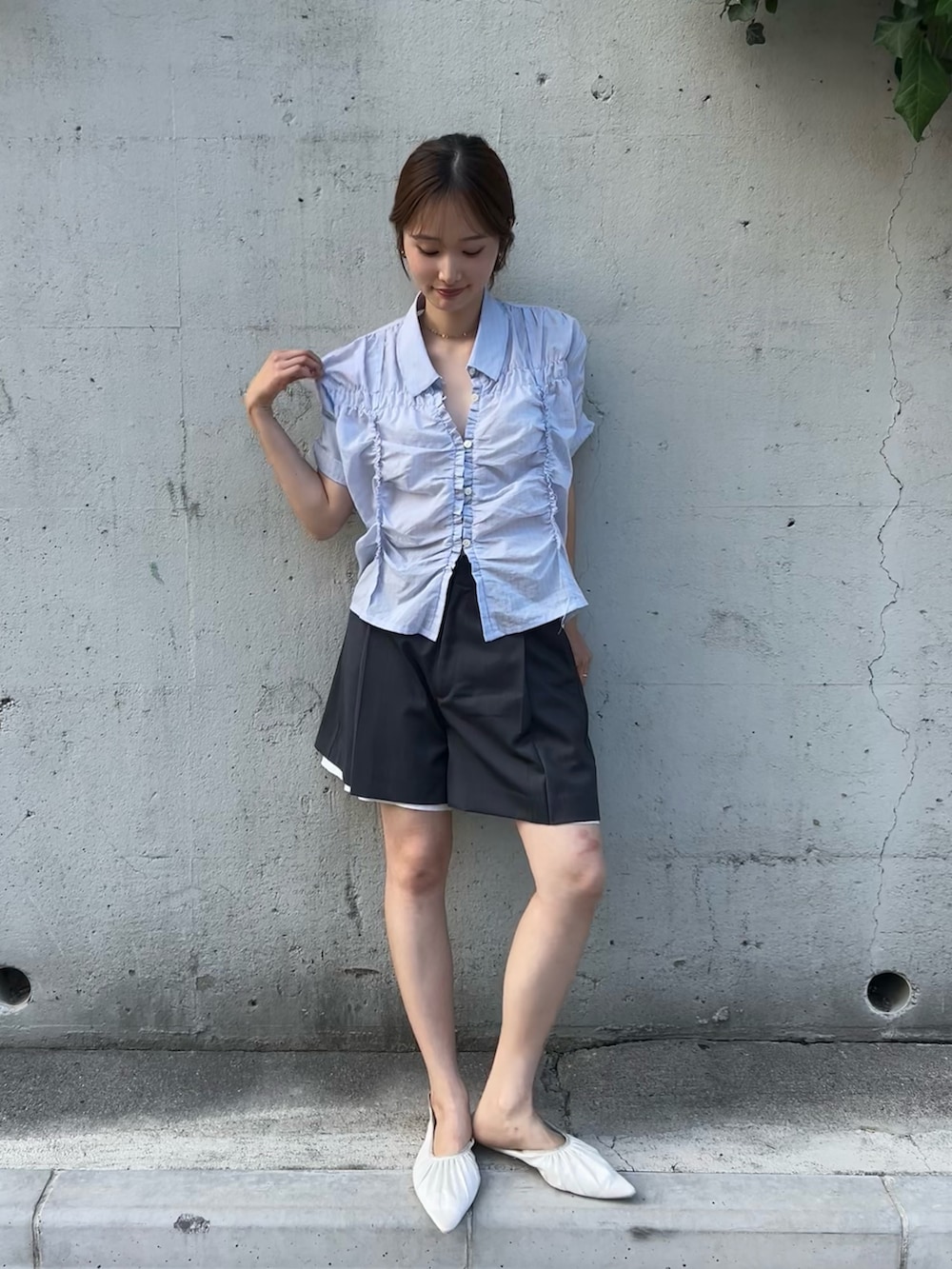 グレー系のその他パンツ、ホワイト系のパンプス、ブルー系のシャツ/ブラウスを着用したレディースの夏コーディネートの7枚目の写真