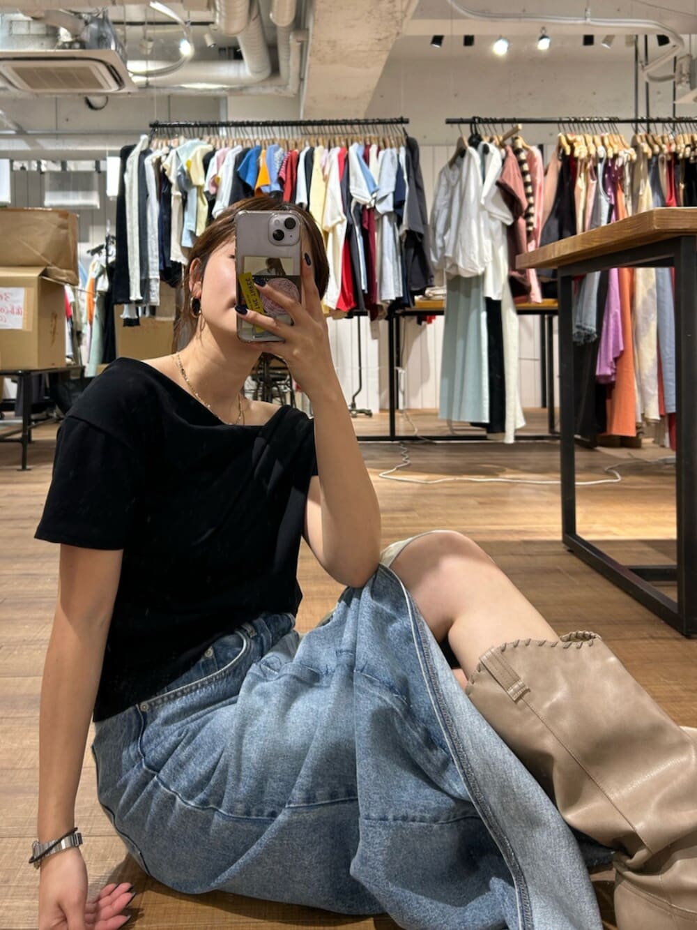 ブルー系のスカート、ベージュ系のハンドバッグ、ベージュ系のブーツを着用したレディースの冬コーディネートの7枚目の写真