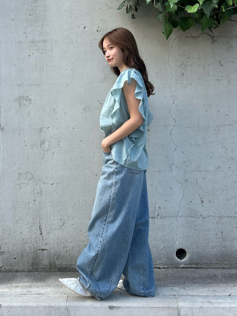 ブルー系のシャツ/ブラウス、ブルー系のデニムパンツ、ホワイト系のパンプスを着用したレディースの夏コーディネートの2枚目の写真