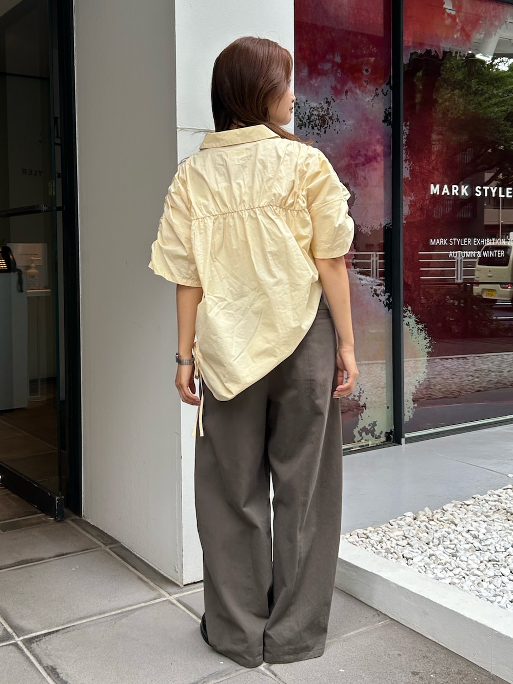 イエロー系のシャツ/ブラウス、グレー系のチノパンツを着用したレディースの夏コーディネートの4枚目の写真