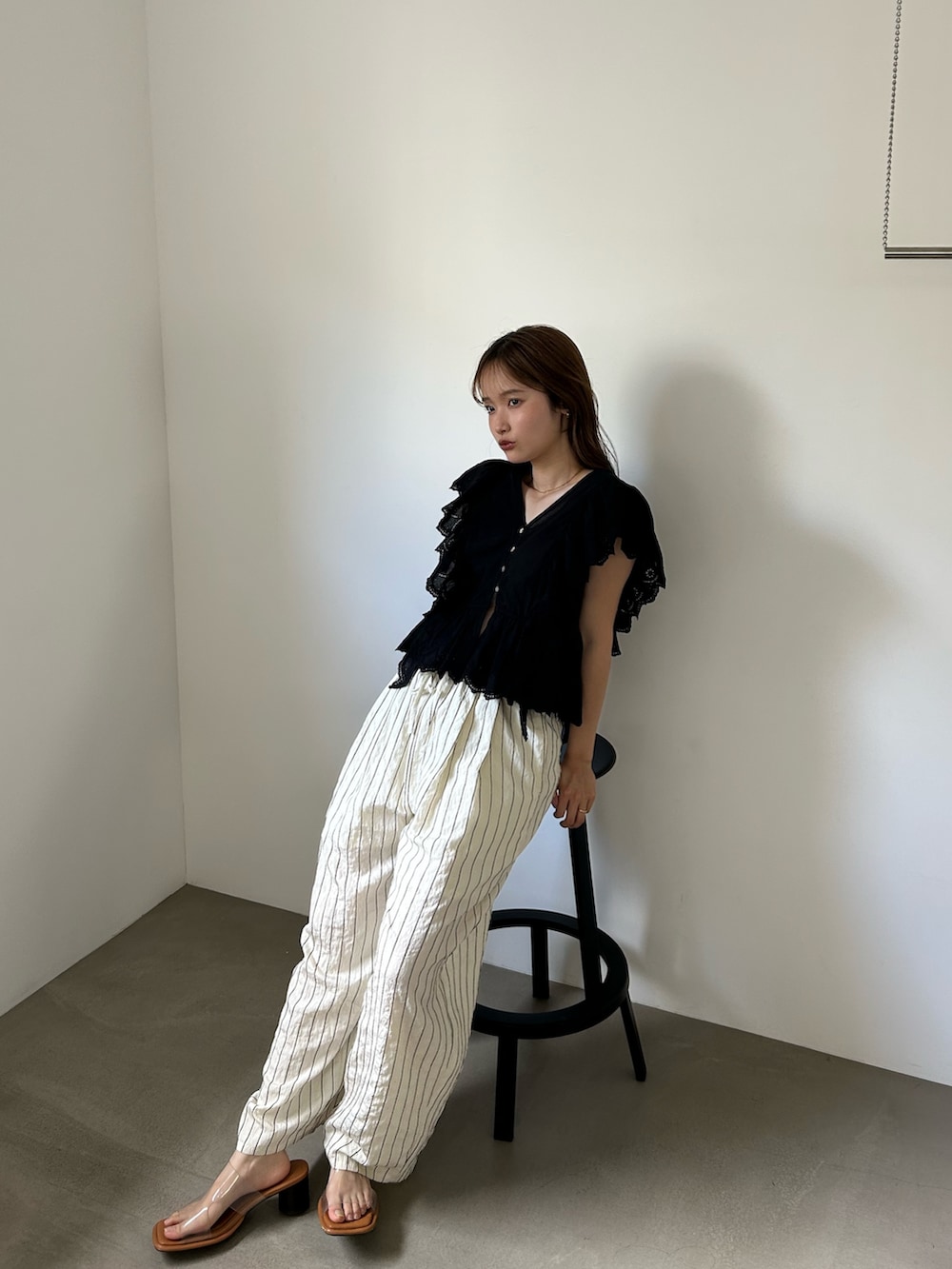 ブラック系のシャツ/ブラウス、ホワイト系のその他パンツ、その他のサンダルを着用したレディースの夏コーディネートの9枚目の写真