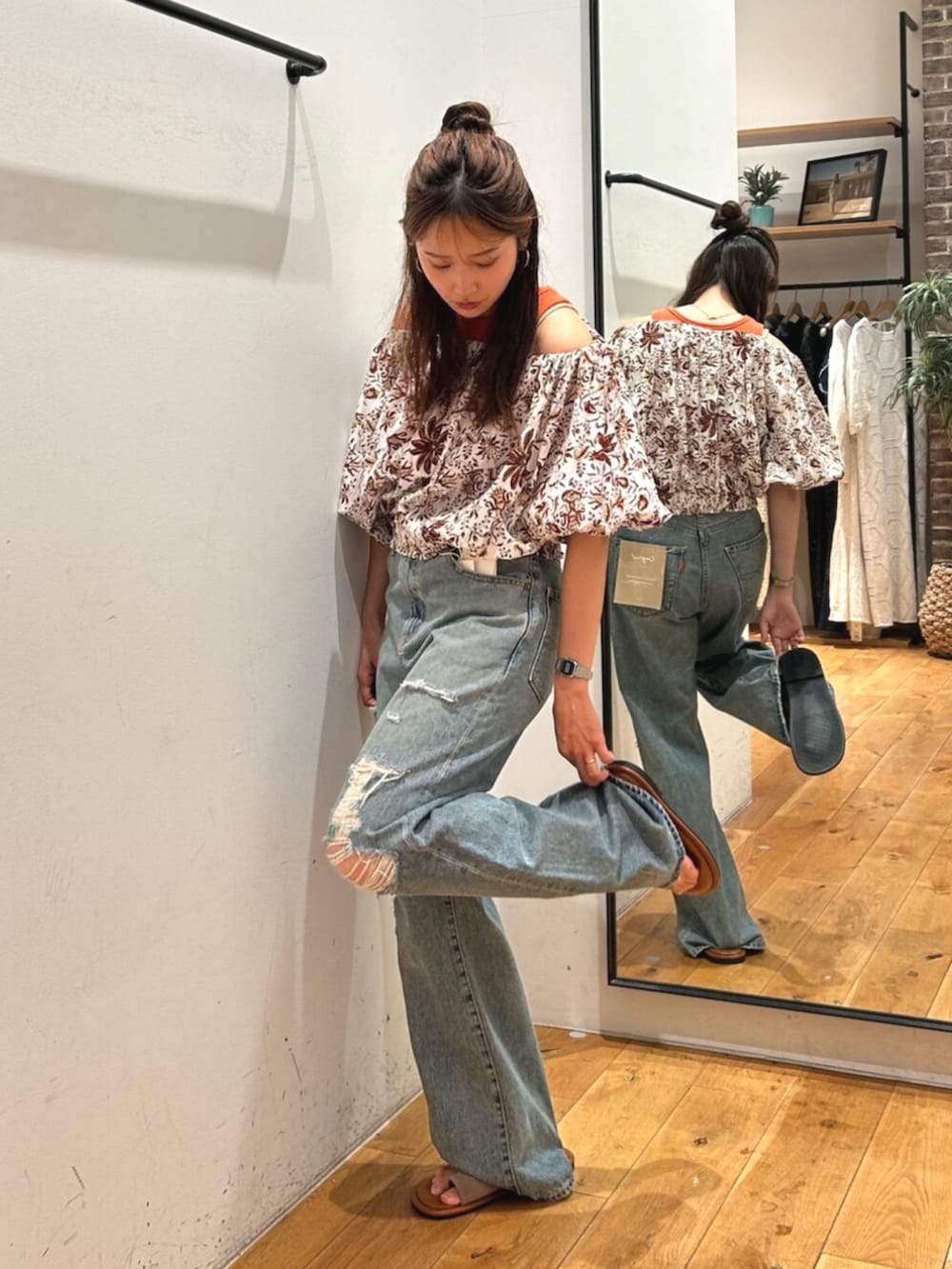 ブルー系のデニムパンツ、ブラウン系のその他シューズ、ホワイト系のシャツ/ブラウスを着用したレディースの夏コーディネートの5枚目の写真