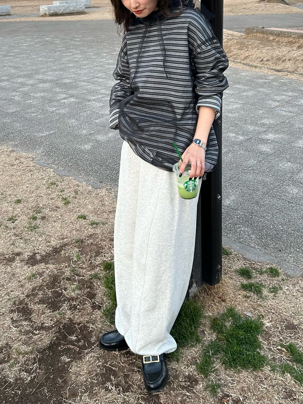 ホワイト系のスウェットパンツ、ブラック系のその他トップス、グレー系のTシャツ/カットソーを着用したレディースの冬コーディネートの4枚目の写真