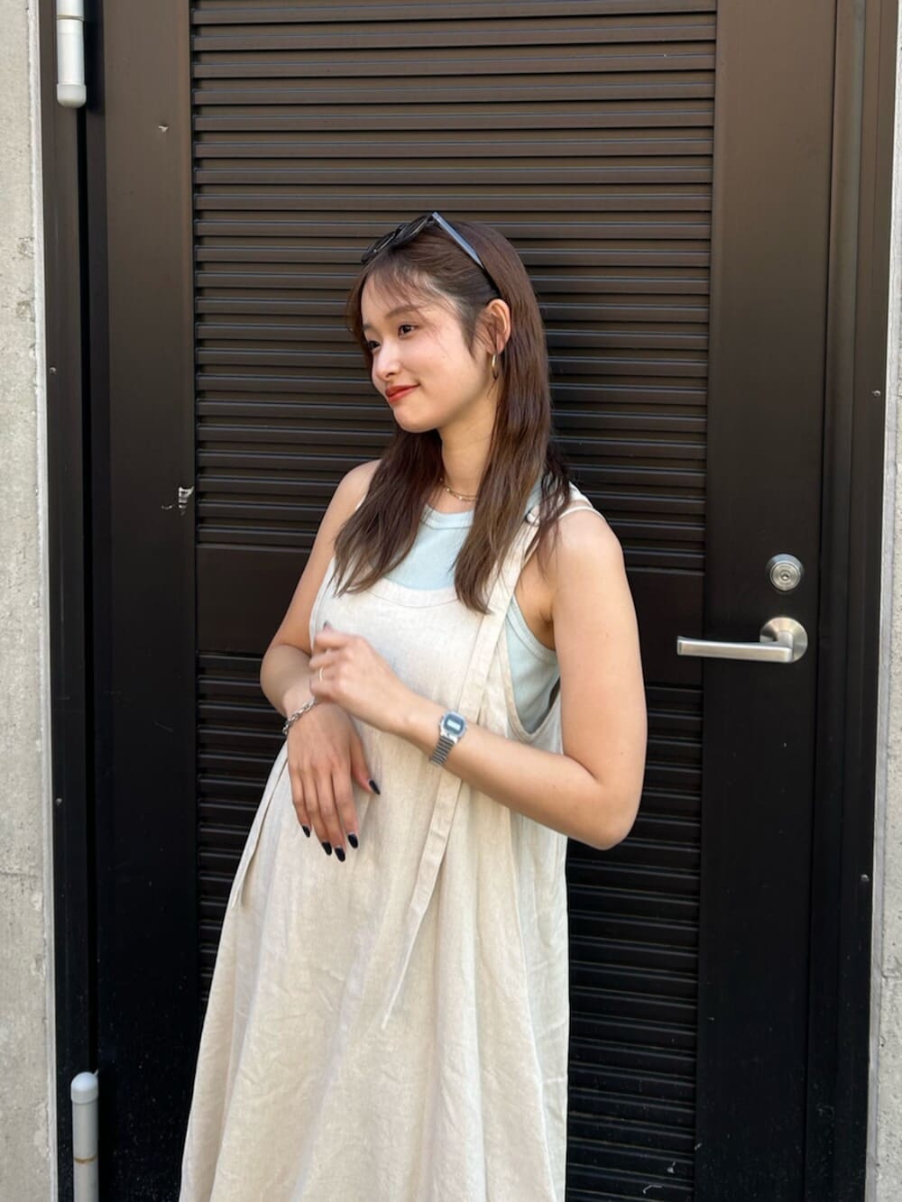 ブルー系のタンクトップ、シルバー系のサンダルを着用したレディースの冬コーディネートの6枚目の写真