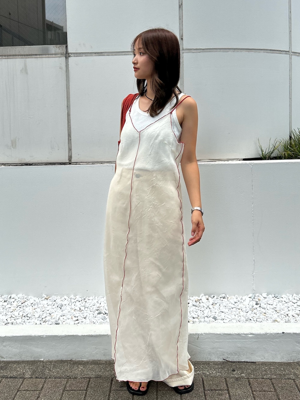 ホワイト系のタンクトップ、ホワイト系のワンピース、オレンジ系のトートバッグを着用したレディースの夏コーディネートの5枚目の写真