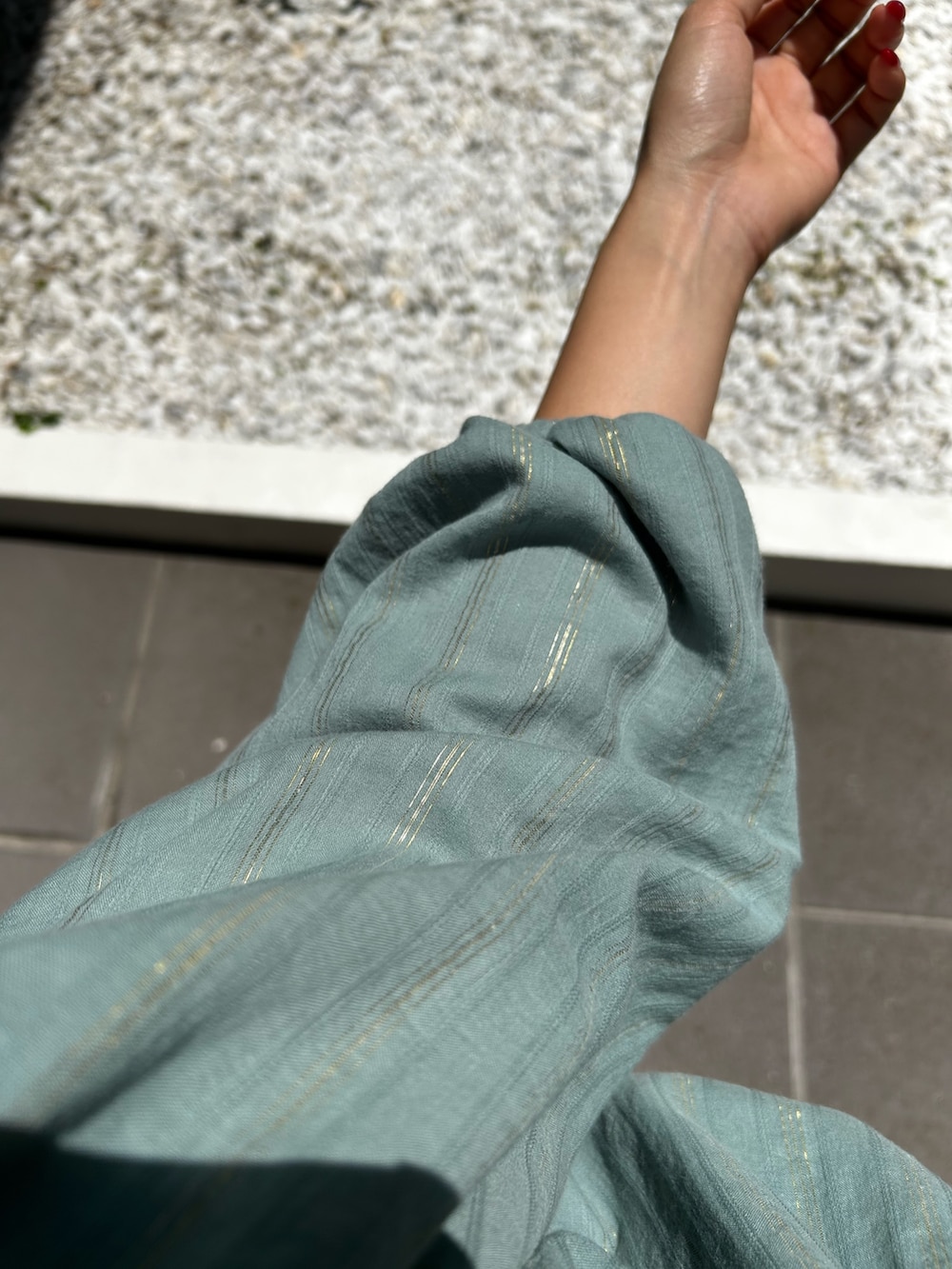 ホワイト系のデニムパンツ、グリーン系のシャツ/ブラウス、ホワイト系のサンダルを着用したレディースの夏コーディネートの8枚目の写真