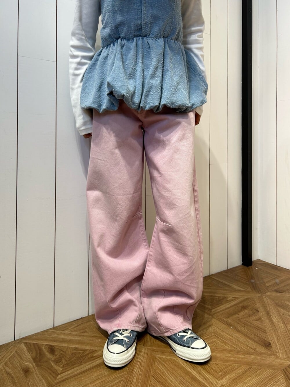 ブルー系のスニーカー、ホワイト系のTシャツ/カットソー、ピンク系のデニムパンツを着用したレディースの春コーディネートの5枚目の写真