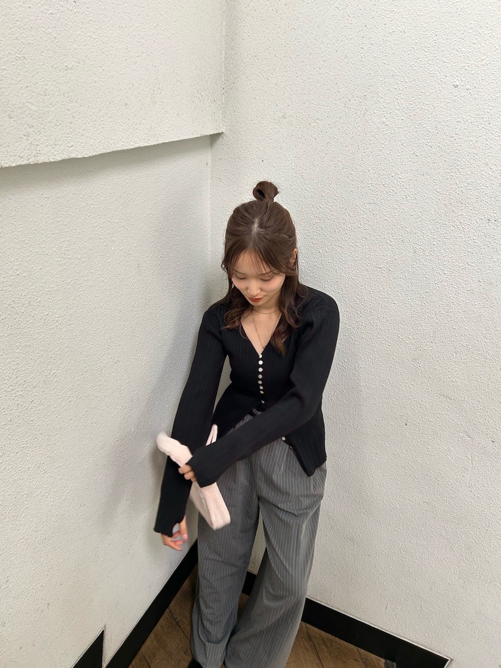 グレー系のその他パンツ、ブラック系のスリッポン、ピンク系のハンドバッグを着用したレディースの冬コーディネートの7枚目の写真