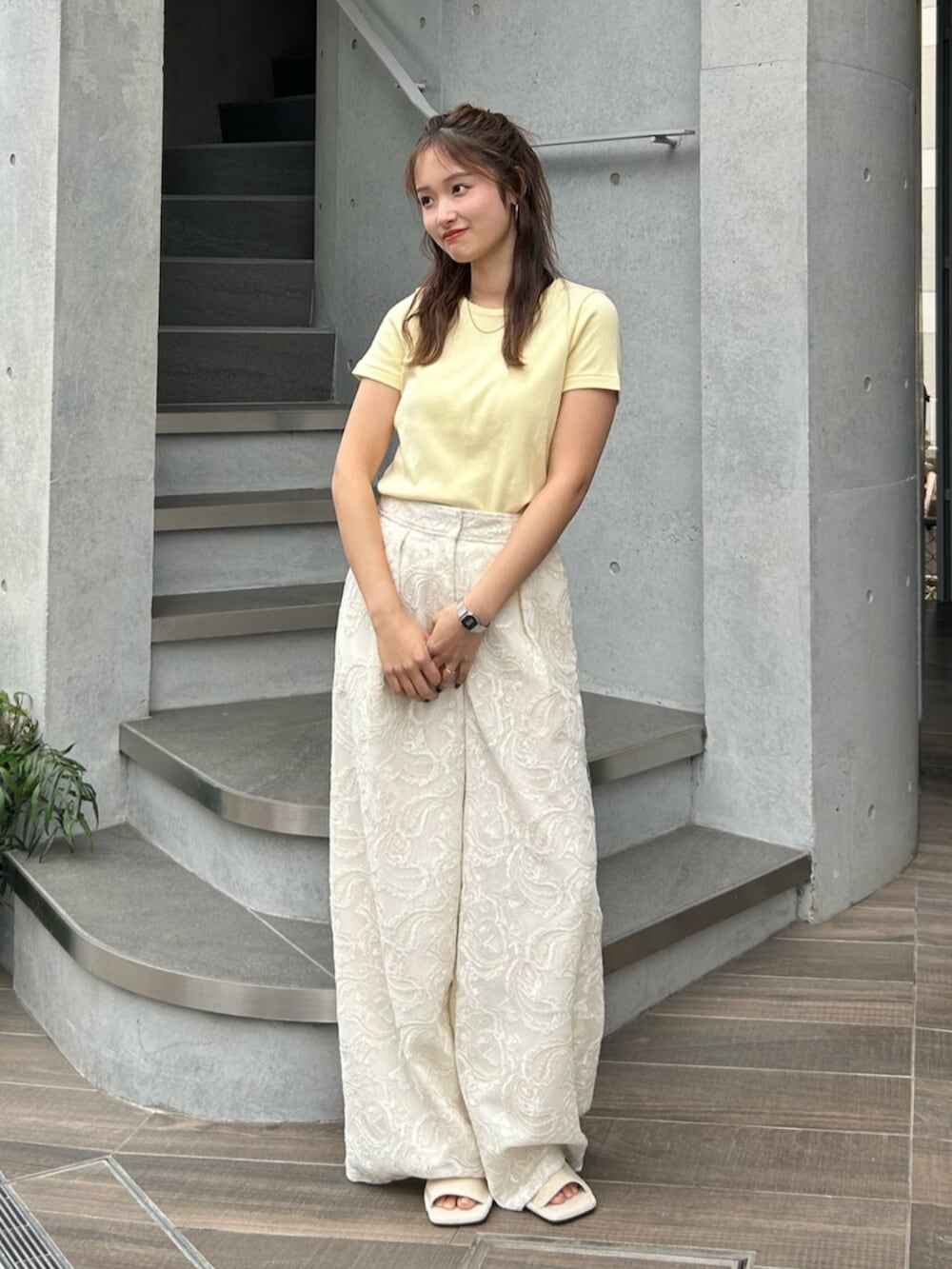 ホワイト系のその他パンツ、ホワイト系のサンダルを着用したレディースの冬コーディネートの2枚目の写真