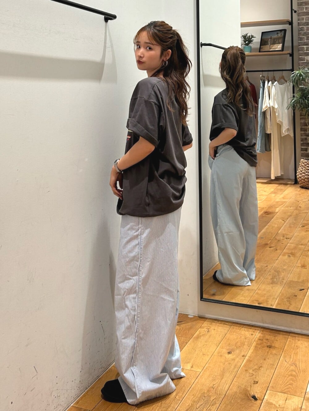 グレー系のTシャツ/カットソー、ブルー系のその他パンツを着用したレディースの春コーディネートの2枚目の写真