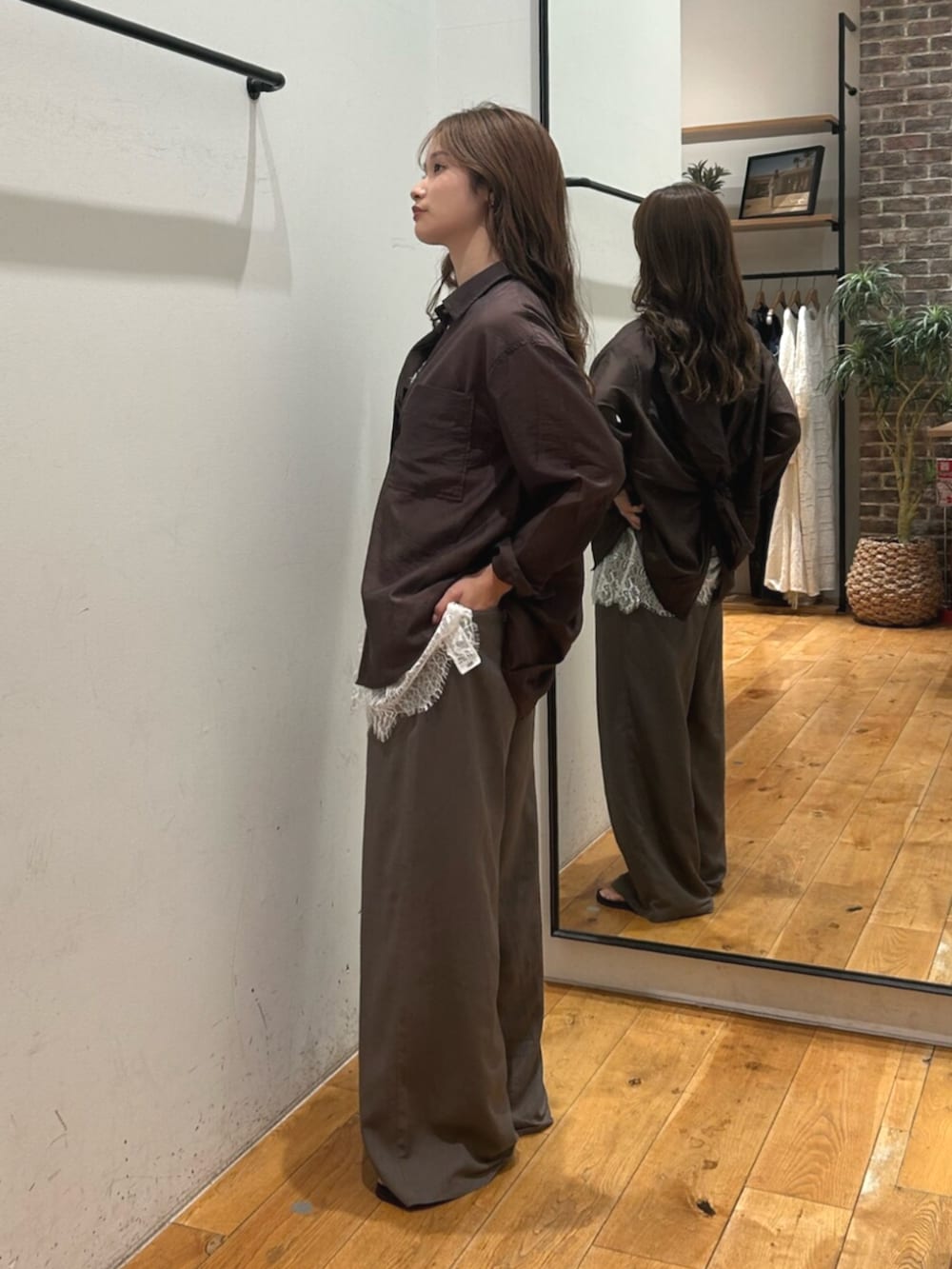 ブラウン系のシャツ/ブラウス、グレー系のその他パンツ、ホワイト系のキャミソールを着用したレディースの夏コーディネートの7枚目の写真