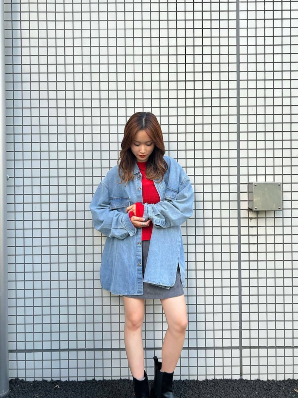 ブルー系のシャツ/ブラウス、レッド系のニット/セーター、グレー系のスカートを着用したレディースの秋コーディネートの8枚目の写真