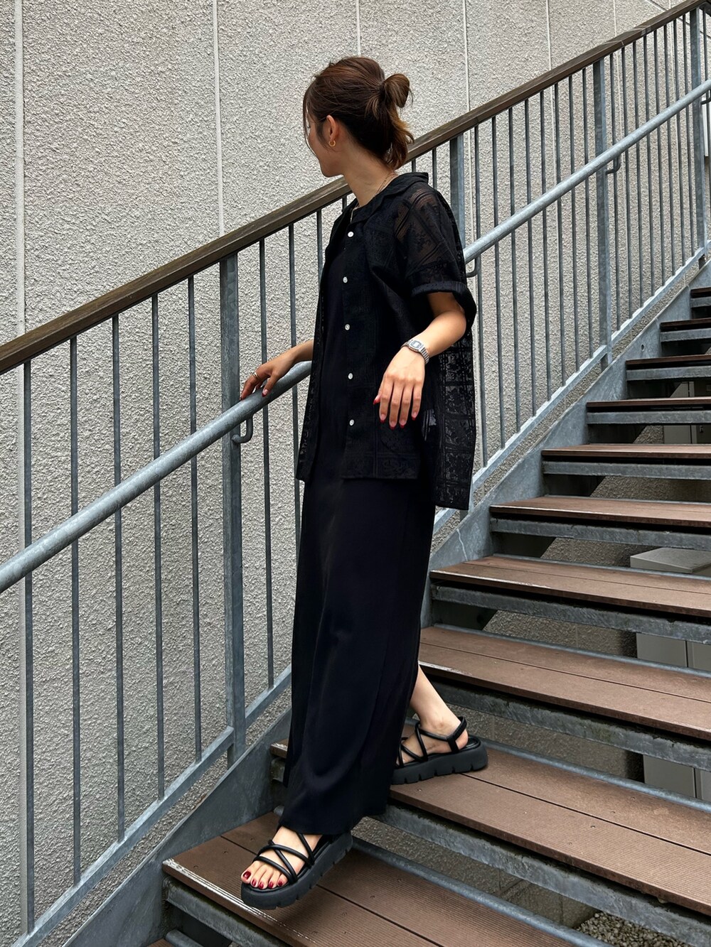 ブラック系のワンピース、ブラック系のシャツ/ブラウスを着用したレディースの夏コーディネートの2枚目の写真