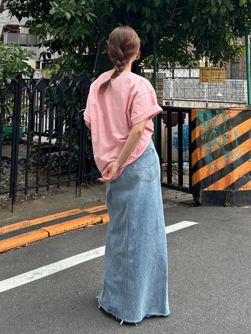 ブルー系のスカート、シルバー系のブーツを着用したレディースの冬コーディネートの4枚目の写真