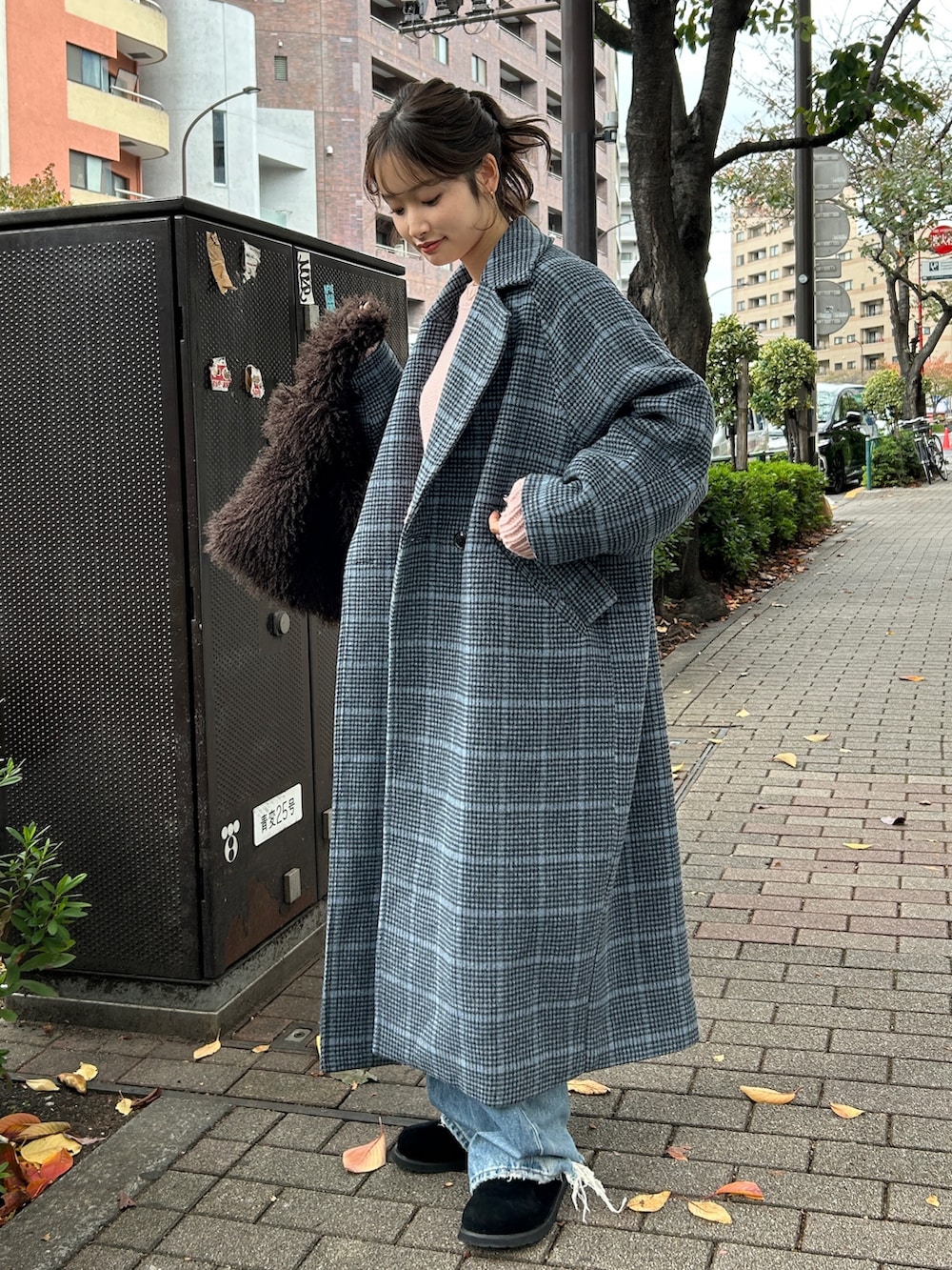 ピンク系のニット/セーター、その他のチェスターコート、ブルー系のデニムパンツを着用したレディースの秋コーディネートの2枚目の写真