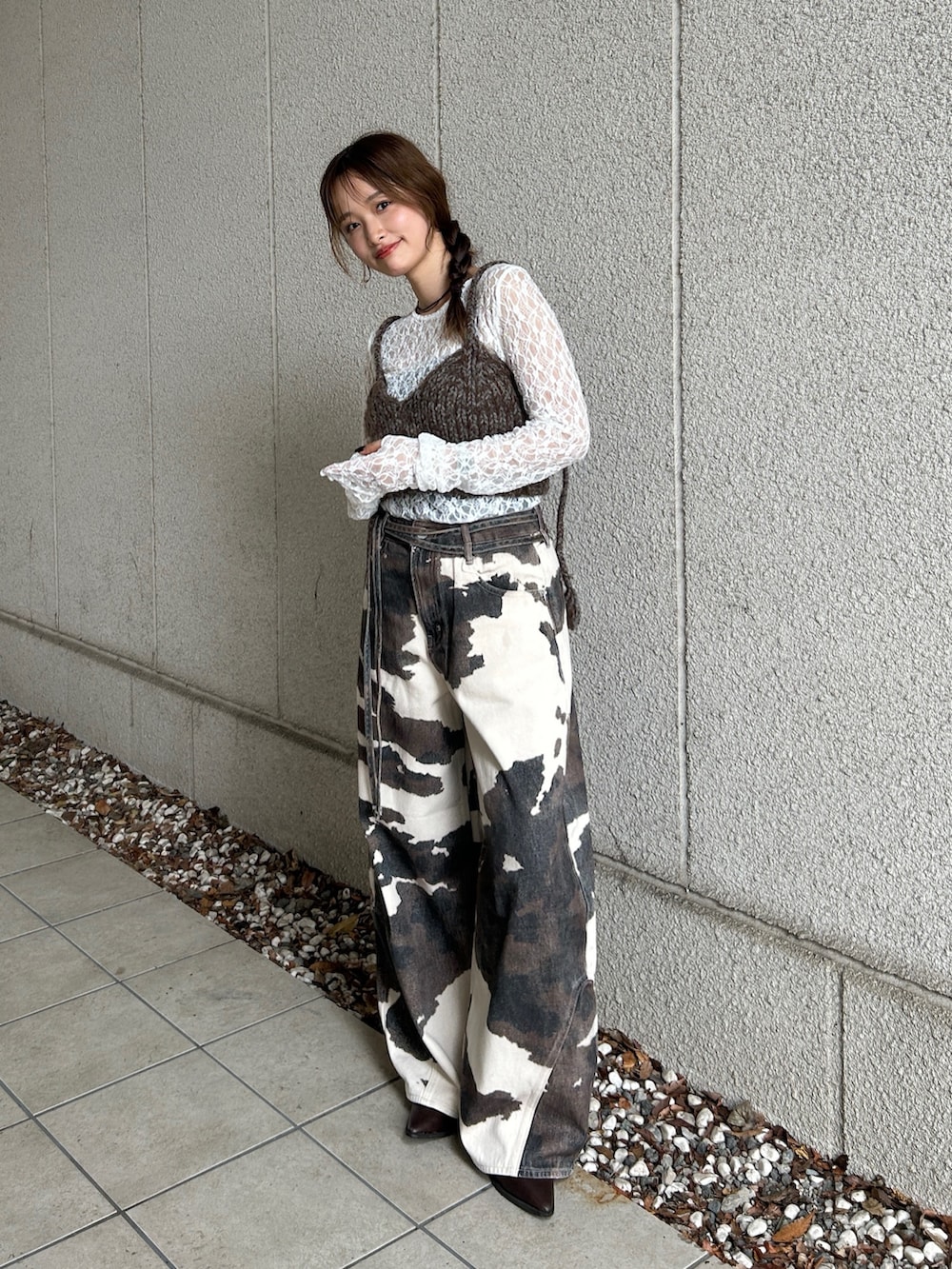 ブラウン系のベスト、ホワイト系のTシャツ/カットソー、その他のデニムパンツを着用したレディースの秋コーディネートの6枚目の写真