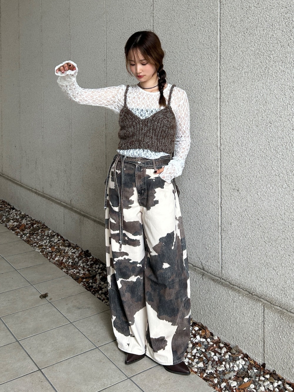 ブラウン系のベスト、ホワイト系のTシャツ/カットソー、その他のデニムパンツを着用したレディースの秋コーディネートの2枚目の写真