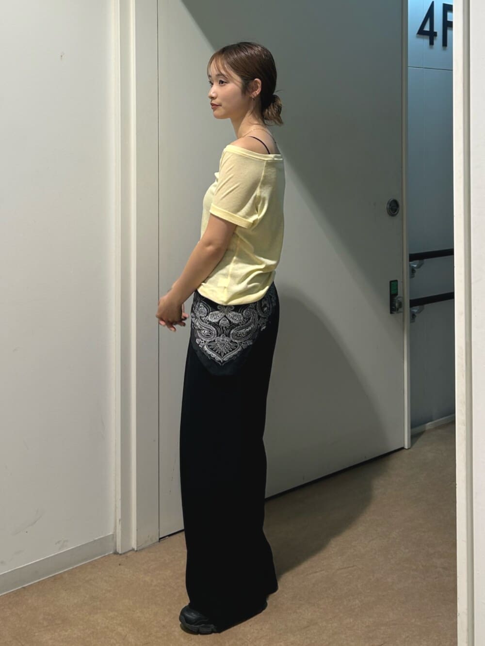 イエロー系のTシャツ/カットソー、ブラック系のその他パンツを着用したレディースの春コーディネートの3枚目の写真