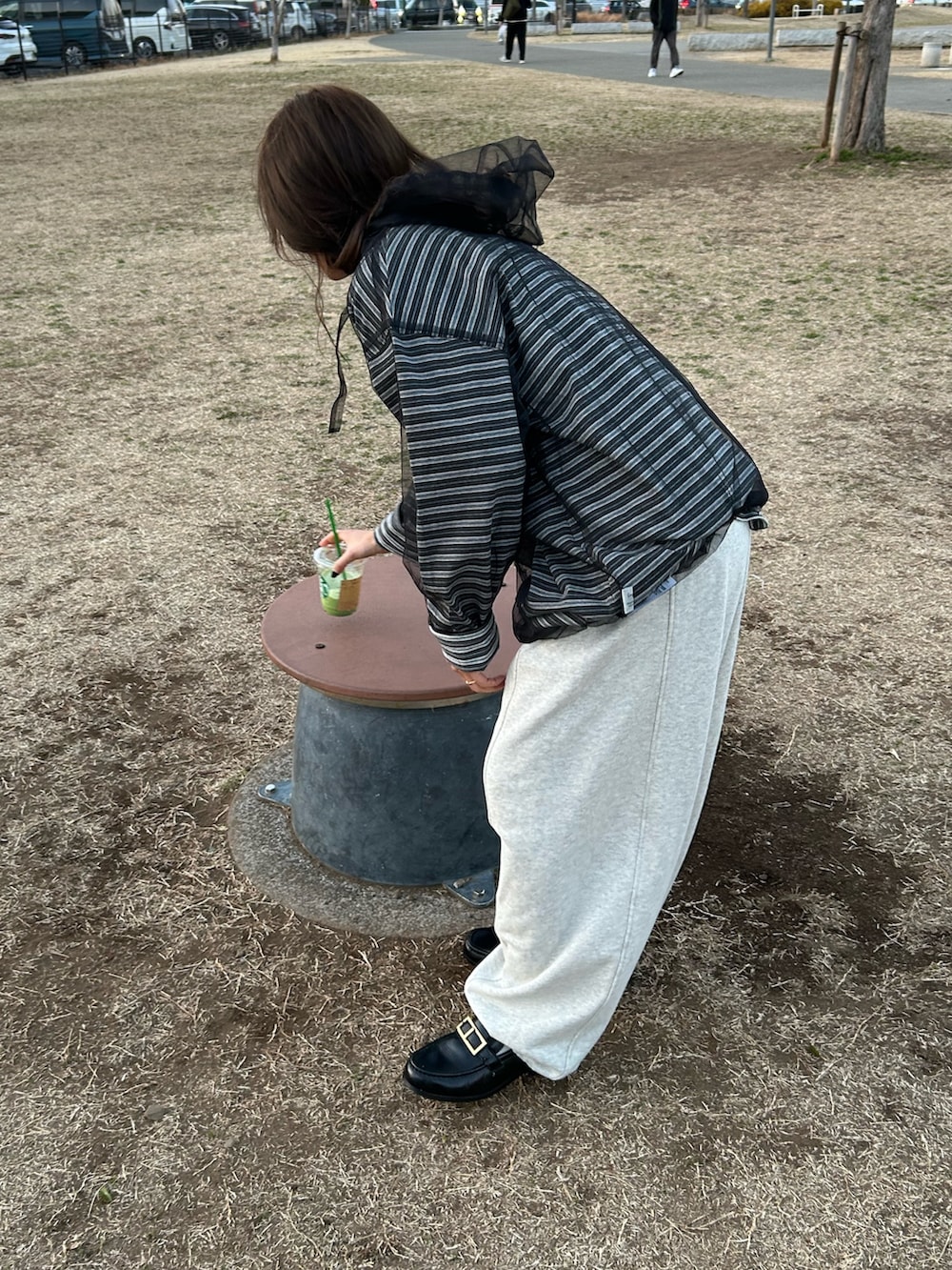 ホワイト系のスウェットパンツ、ブラック系のその他トップス、グレー系のTシャツ/カットソーを着用したレディースの冬コーディネートの5枚目の写真