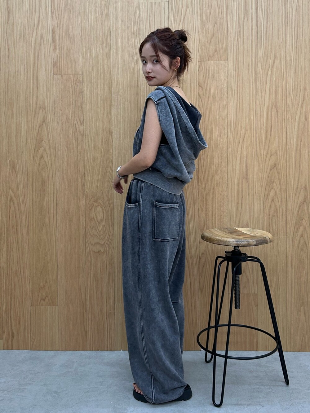 グレー系のスウェットパンツ、グレー系のパーカーを着用したレディースの夏コーディネートの3枚目の写真