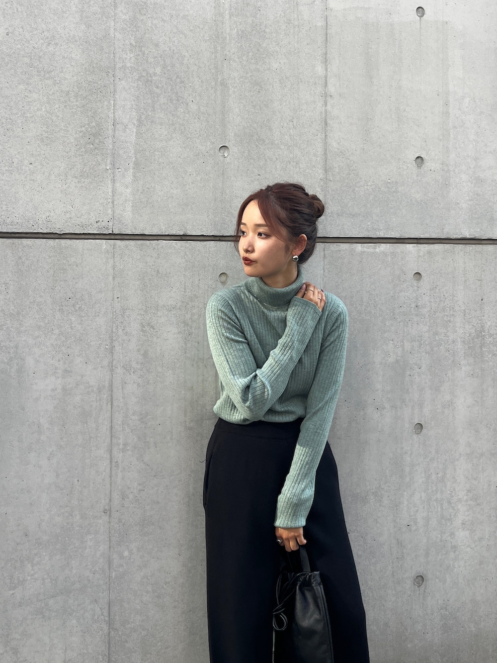 ブラック系のその他パンツ、グリーン系のニット/セーター、ブラック系のショルダーバッグを着用したレディースの秋コーディネートの6枚目の写真
