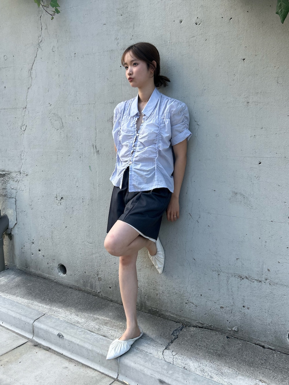 グレー系のその他パンツ、ホワイト系のパンプス、ブルー系のシャツ/ブラウスを着用したレディースの夏コーディネートの5枚目の写真