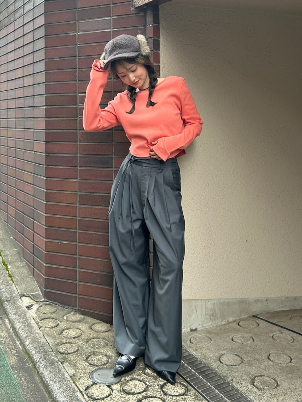 グレー系のその他パンツ、ブラック系のパンプス、ピンク系のTシャツ/カットソーを着用したレディースの秋コーディネートの8枚目の写真
