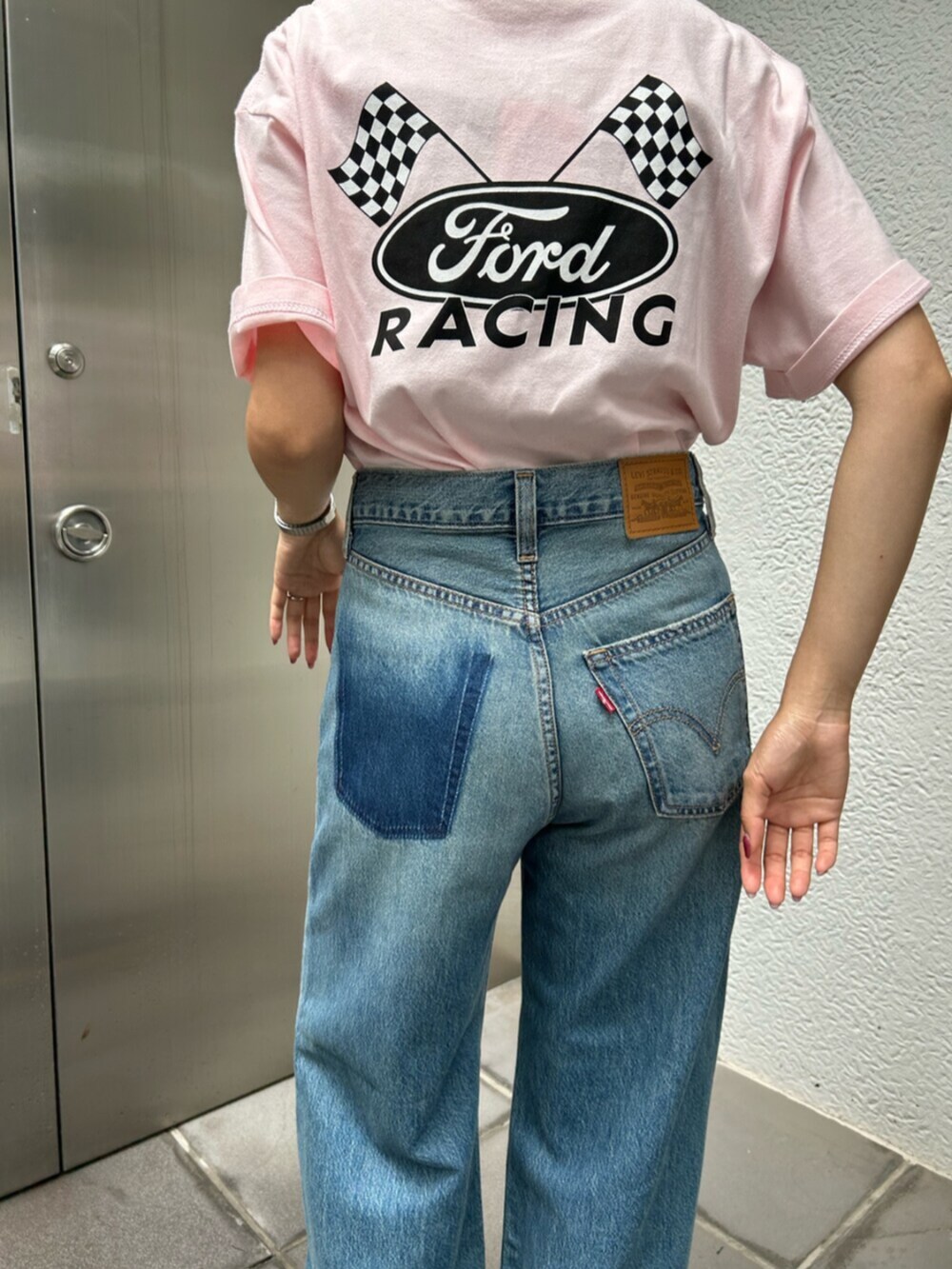 ブルー系のデニムパンツ、ピンク系のTシャツ/カットソーを着用したレディースの夏コーディネートの6枚目の写真