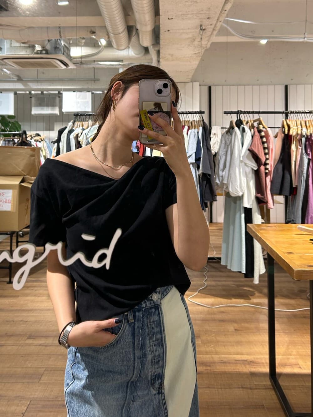 ブルー系のスカート、ベージュ系のハンドバッグ、ベージュ系のブーツを着用したレディースの冬コーディネートの8枚目の写真