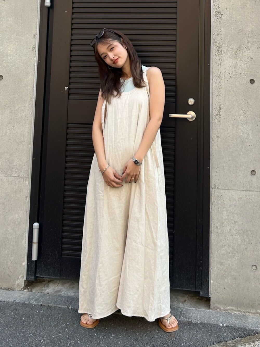 ブルー系のタンクトップ、シルバー系のサンダルを着用したレディースの冬コーディネートの5枚目の写真