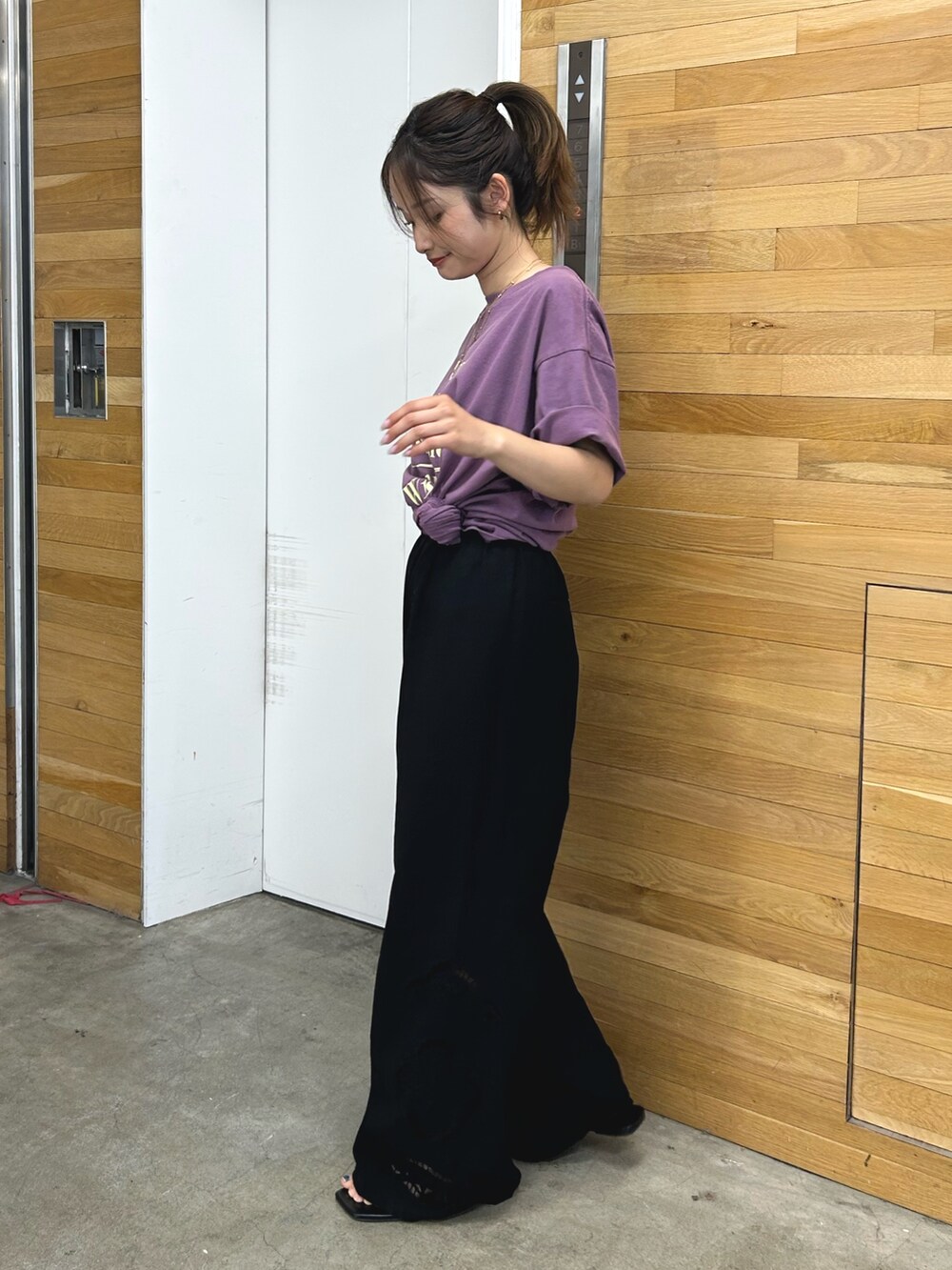 パープル系のTシャツ/カットソー、ブラック系のその他パンツ、ブラック系のサンダルを着用したレディースの春コーディネートの4枚目の写真