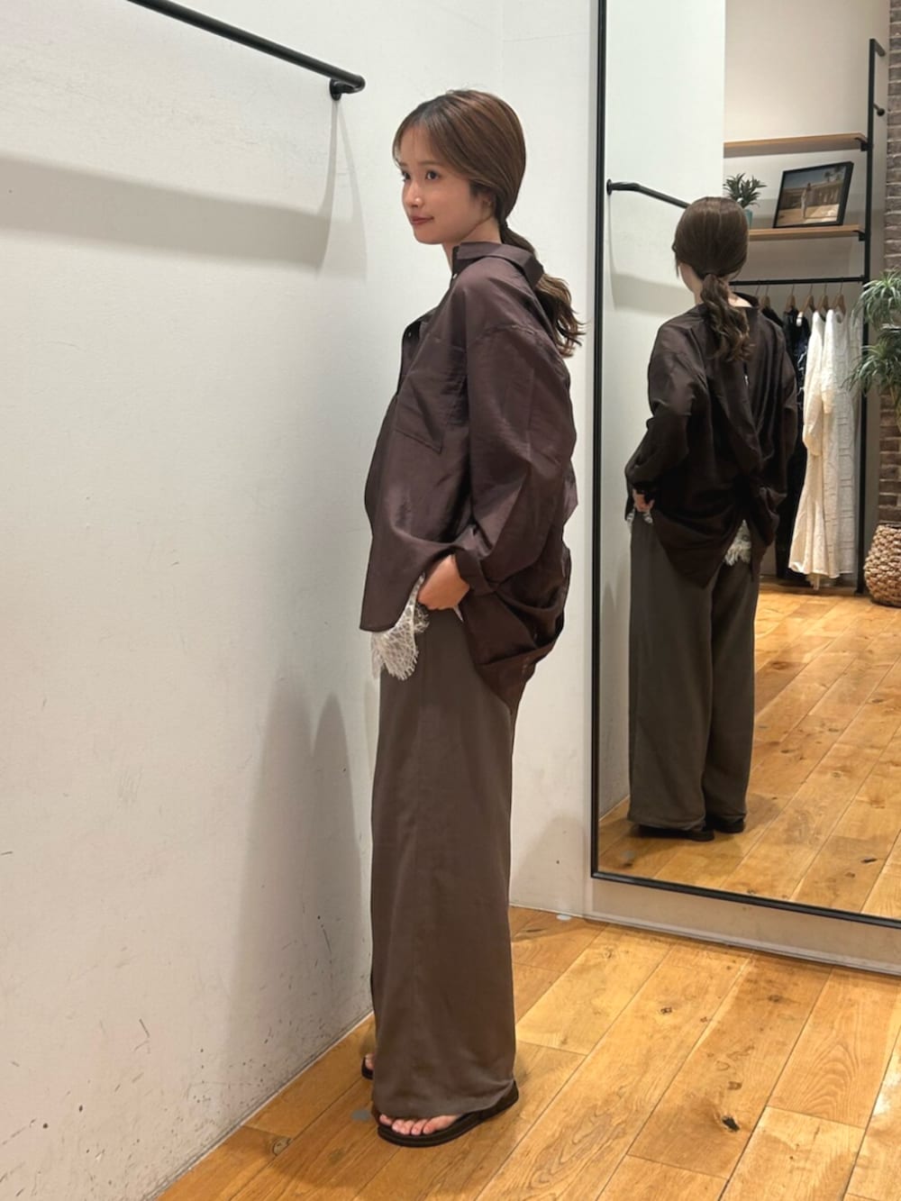 ブラウン系のシャツ/ブラウス、グレー系のその他パンツ、ホワイト系のキャミソールを着用したレディースの夏コーディネートの3枚目の写真