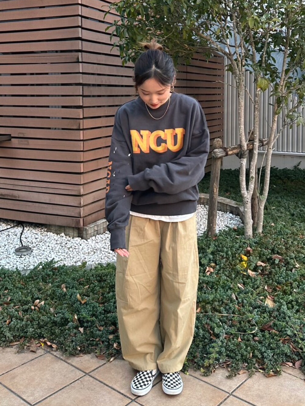 グレー系のスウェット、ベージュ系のチノパンツ、ホワイト系のTシャツ/カットソーを着用したレディースの冬コーディネートの3枚目の写真