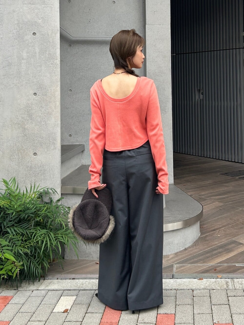 グレー系のその他パンツ、ブラック系のパンプス、ピンク系のTシャツ/カットソーを着用したレディースの秋コーディネートの3枚目の写真
