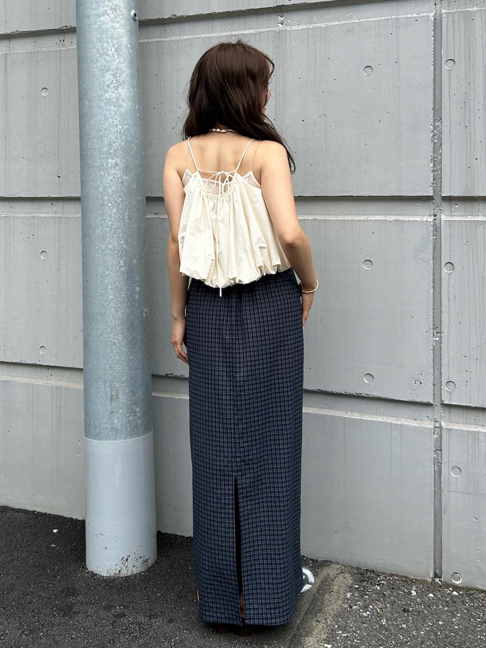 その他のサンダル、ホワイト系のキャミソール、ホワイト系のネックレスを着用したレディースの夏コーディネートの4枚目の写真