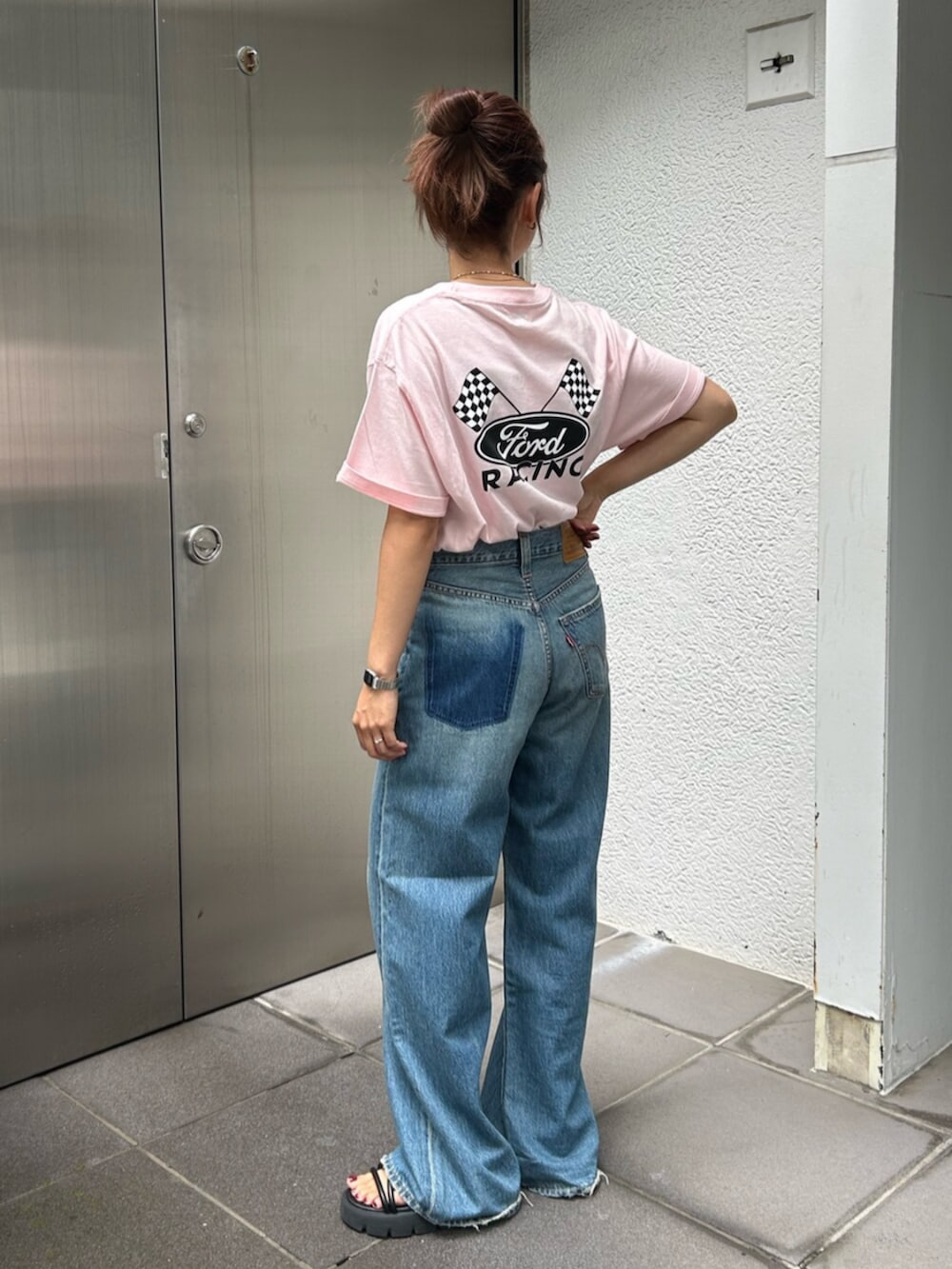 ブルー系のデニムパンツ、ピンク系のTシャツ/カットソーを着用したレディースの夏コーディネートの3枚目の写真