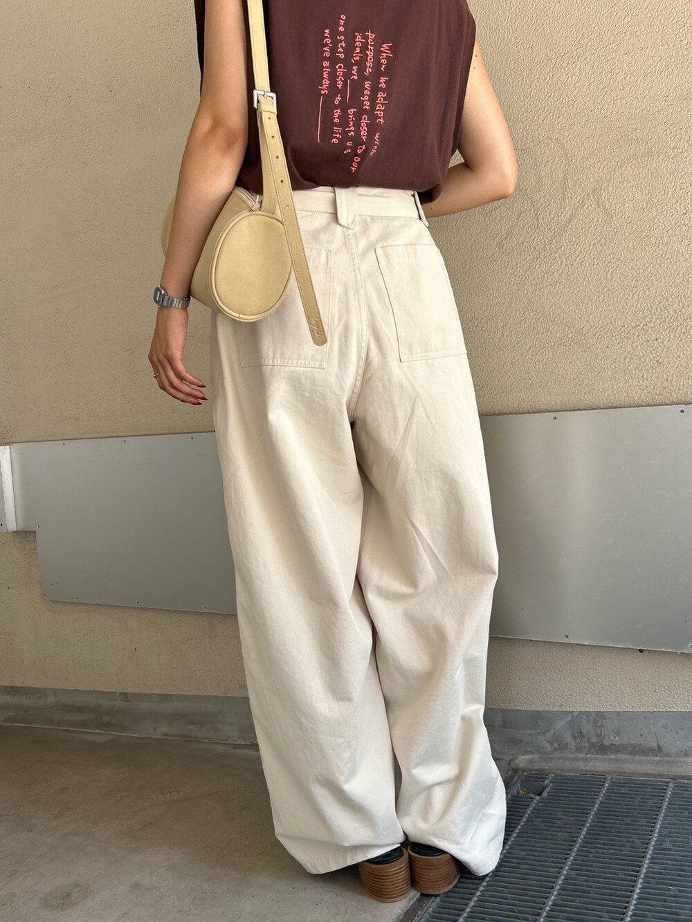 ホワイト系のその他パンツ、ブラック系のサンダル、ブラウン系のタンクトップを着用したレディースの夏コーディネートの6枚目の写真