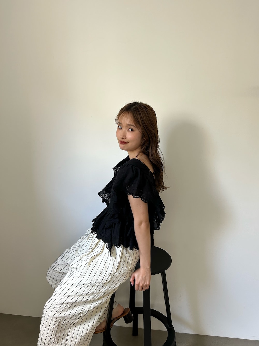 ブラック系のシャツ/ブラウス、ホワイト系のその他パンツ、その他のサンダルを着用したレディースの夏コーディネートの7枚目の写真
