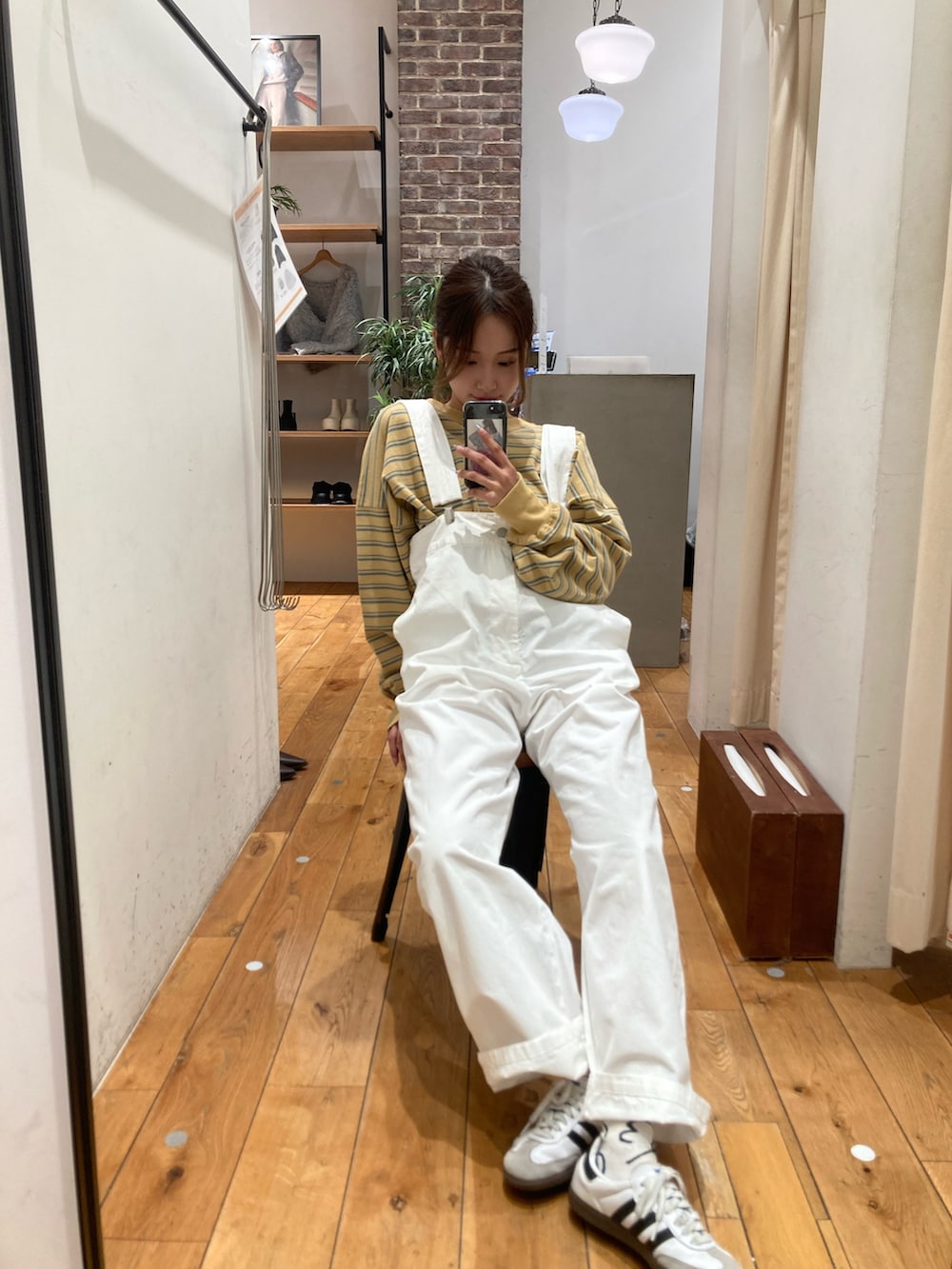 イエロー系のTシャツ/カットソー、ホワイト系のつなぎ/オールインワンを着用したレディースの冬コーディネートの6枚目の写真