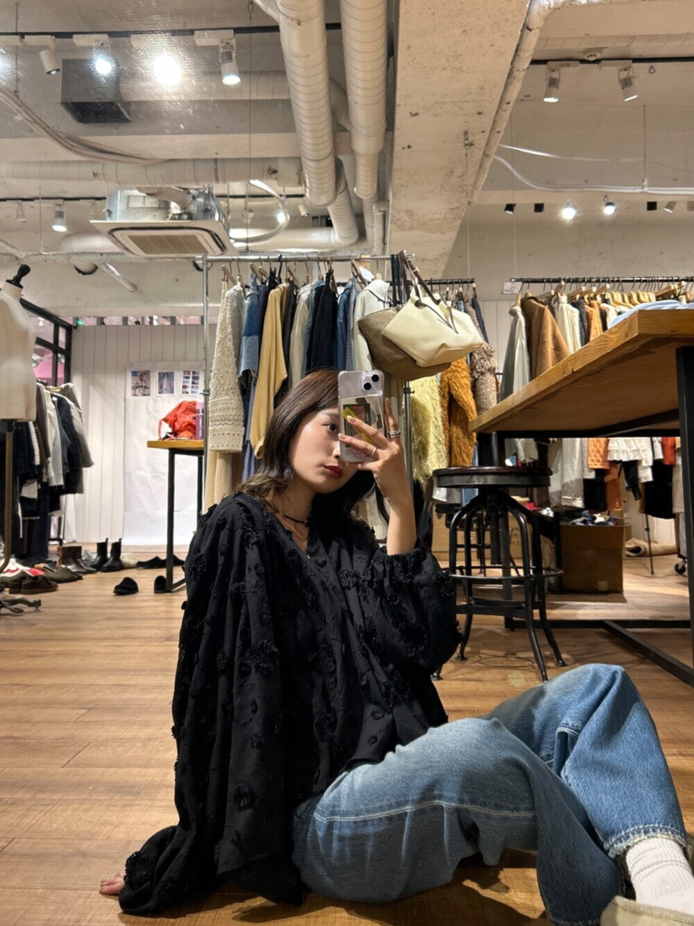 ブルー系のデニムパンツ、ブラック系のシャツ/ブラウス、ベージュ系のローファーを着用したレディースの秋コーディネートの7枚目の写真