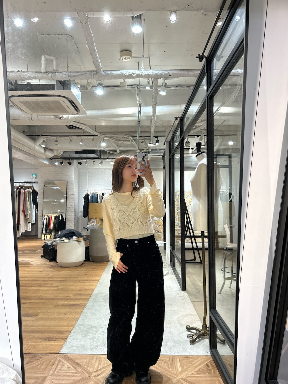 イエロー系のTシャツ/カットソー、ホワイト系のワンピース、ブラック系のデニムパンツを着用したレディースの秋コーディネートの7枚目の写真