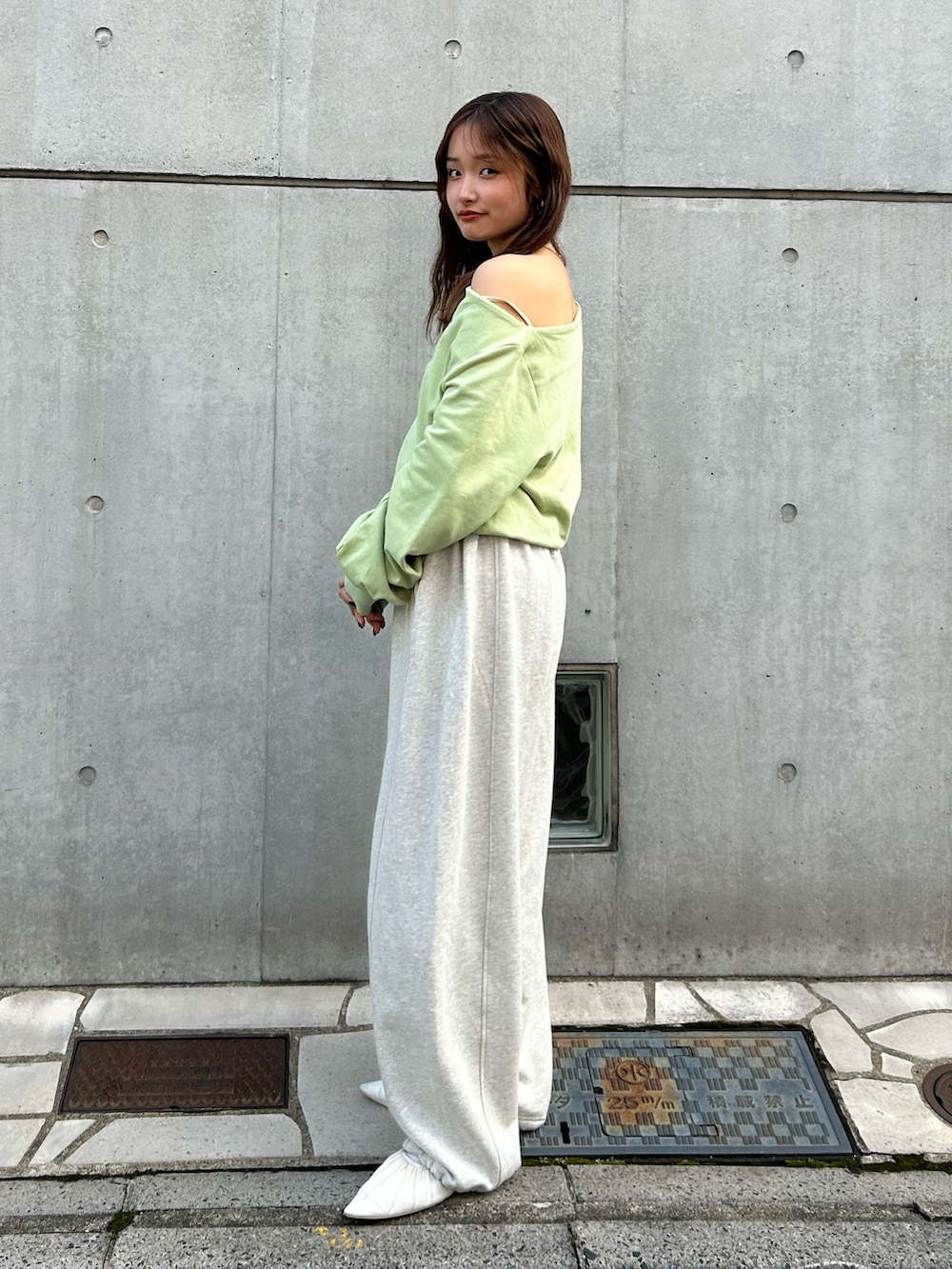 ホワイト系のパンプス、ホワイト系のスウェットパンツ、グリーン系のTシャツ/カットソーを着用したレディースの冬コーディネートの3枚目の写真