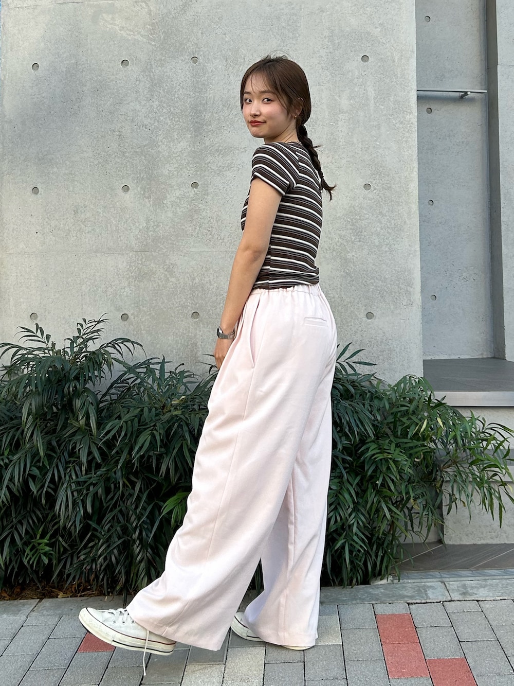 ブラウン系のTシャツ/カットソー、ピンク系のその他パンツを着用したレディースの春コーディネートの2枚目の写真