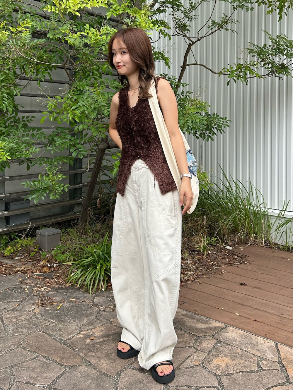 ブラウン系のニット/セーター、ホワイト系のその他パンツ、ホワイト系のトートバッグを着用したレディースの夏コーディネートの4枚目の写真