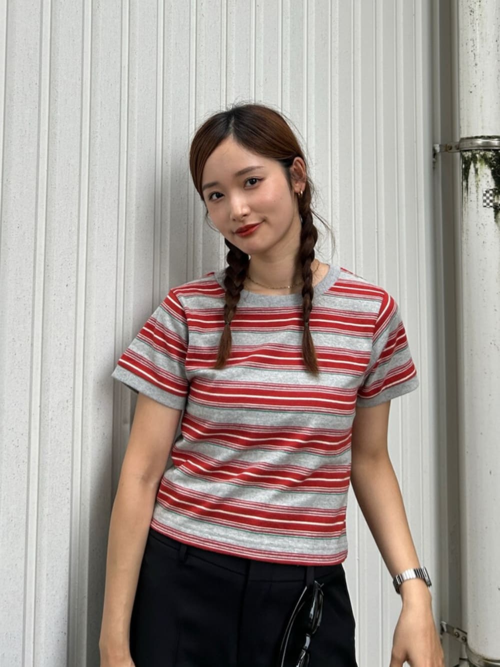 ブラック系のサンダル、ブラック系のその他パンツ、レッド系のTシャツ/カットソーを着用したレディースの夏コーディネートの6枚目の写真